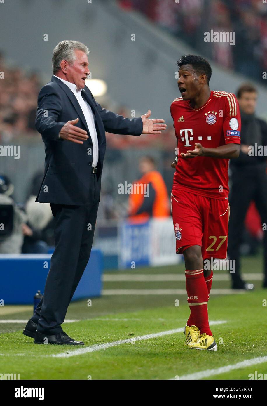 Bayern's head coach Jupp Heynckes, left, gestures while talking to player David Alaba, from Austria, during the Champions League semifinal first leg soccer match between Bayern Munich and FC Barcelona in Munich, Germany, Tuesday, April 23, 2013. (AP Photo/Matthias Schrader) Stockfoto