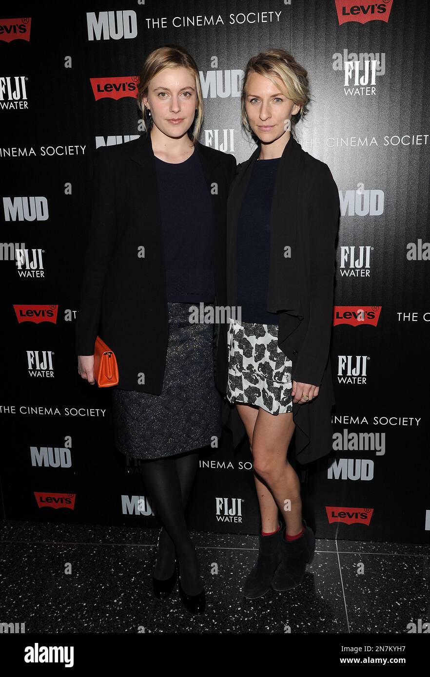 Actresses Greta Gerwig, left, and Mickey Sumner attend the premiere of "Mud" hosted by The Cinema SocietyÊwith FIJI Water & Levi's at the Museum of Modern Art on Monday April 21, 2013 in New York. (Photo by Evan Agostini/InvisionAP) Stockfoto