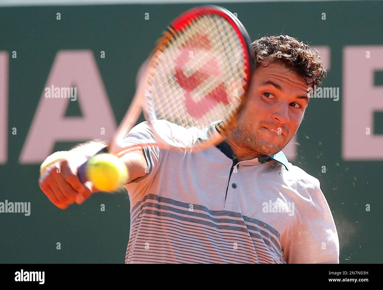 Grigor Dimitrov of Bulgaria plays a return to Janko Tipsrevic of Serbia during their match of the Monte Carlo Tennis Masters tournament in Monaco, Tuesday, April 16, 2013. (AP Photo/Lionel Cironneau) Stockfoto