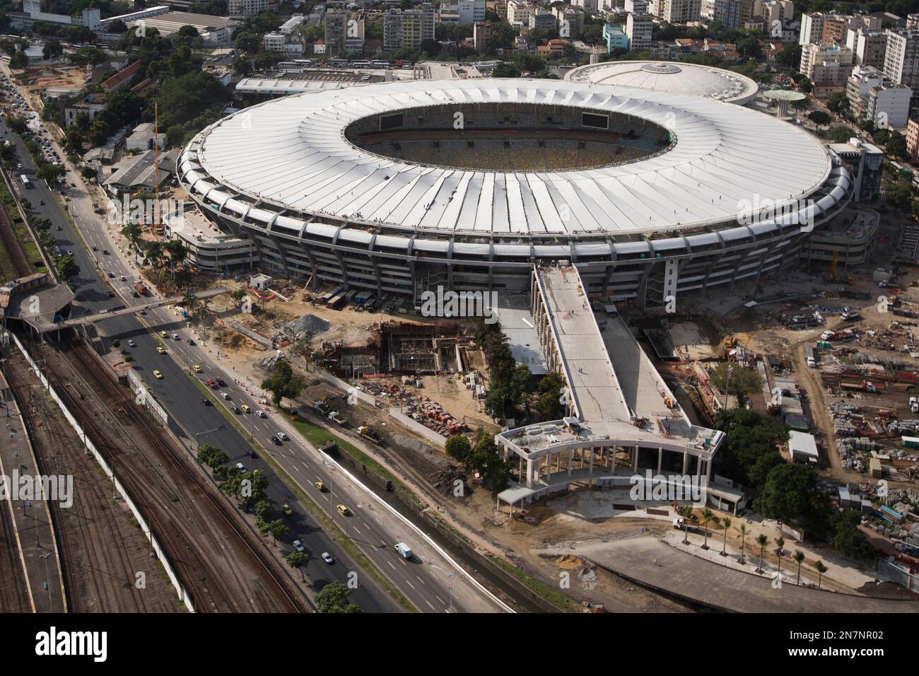 Aerial view shows the new rooftop of the Maracana Stadium, which is undergoing renovations in preparation for the 2013 Confederations Cup and 2014 World Cup in Rio de Janeiro, Brazil, Thursday, April 11, 2013. (AP Photo/Felipe Dana) Stockfoto