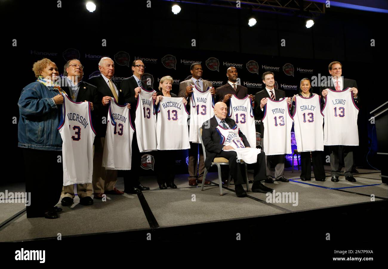 Members of the 2013 Naismith Memorial Basketball Hall of Fame class line up for a photo after inductee announcements, Monday, April 8, 2013, in Atlanta, Georgia. Shown sitting behind Jerry Tarkanian from left are Edwin and Nikki Henderson representing Dr. E.B. Henderson, Richard Guerin, Russ Granik, Sylvia Hatchell, Bernard King, Gary Payton, Rick Pitino, Dawn Staley, and CBS announcer Jim Nantz representing Guy Lewis. (AP Photo/Charlie Neibergall) Stockfoto