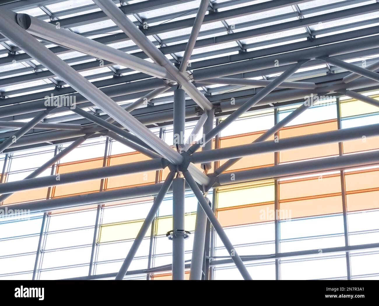 Beleuchtung und Lüftungsanlage in langer Linie an der Decke des Industriegebäudes. Ausstellungshalle. Deckenfabrikbau Stockfoto