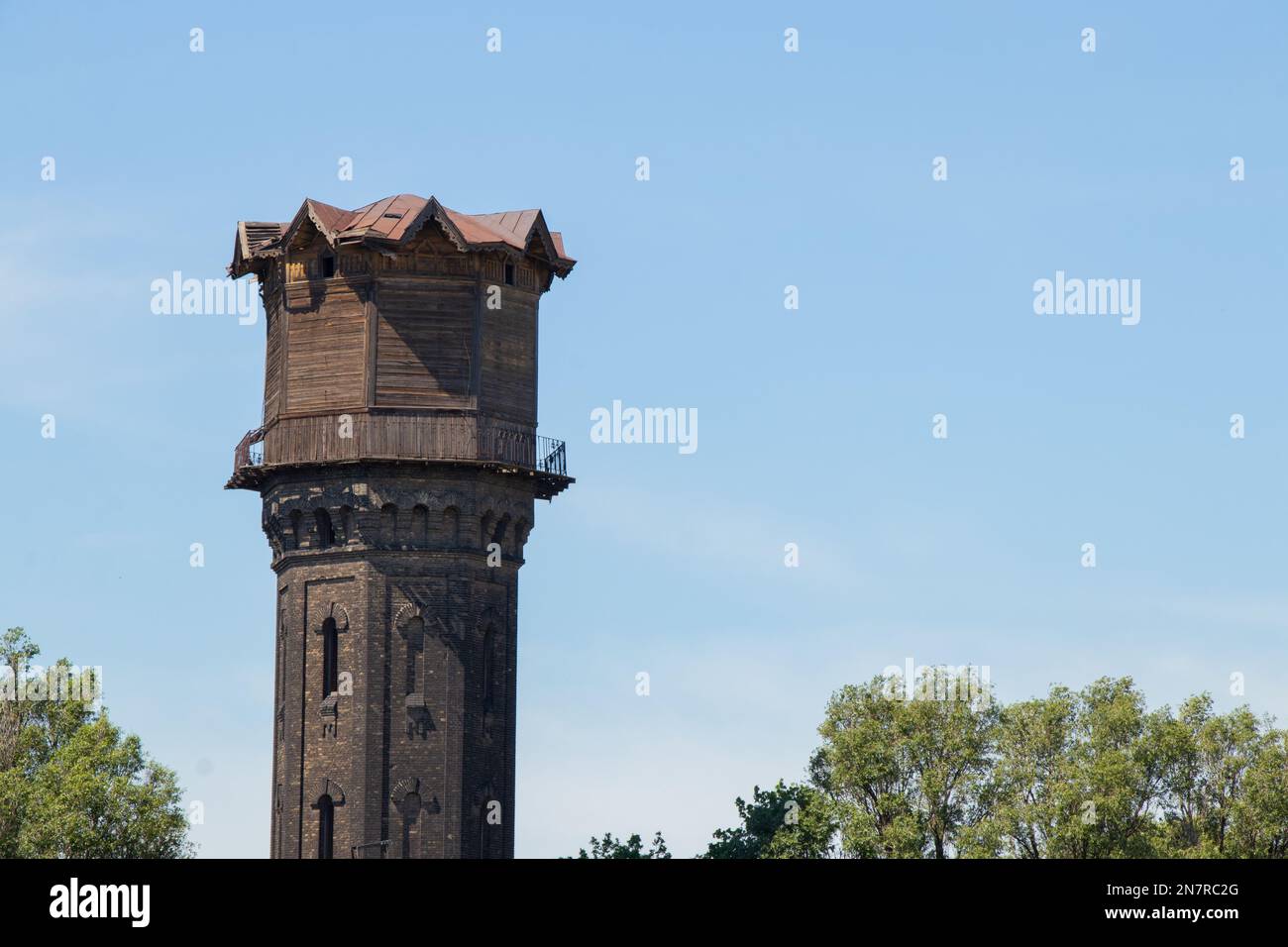 Der hölzerne Wasserturm in der Stadt Dnieper als historisches Gebäude aus der Bauzeit Stockfoto