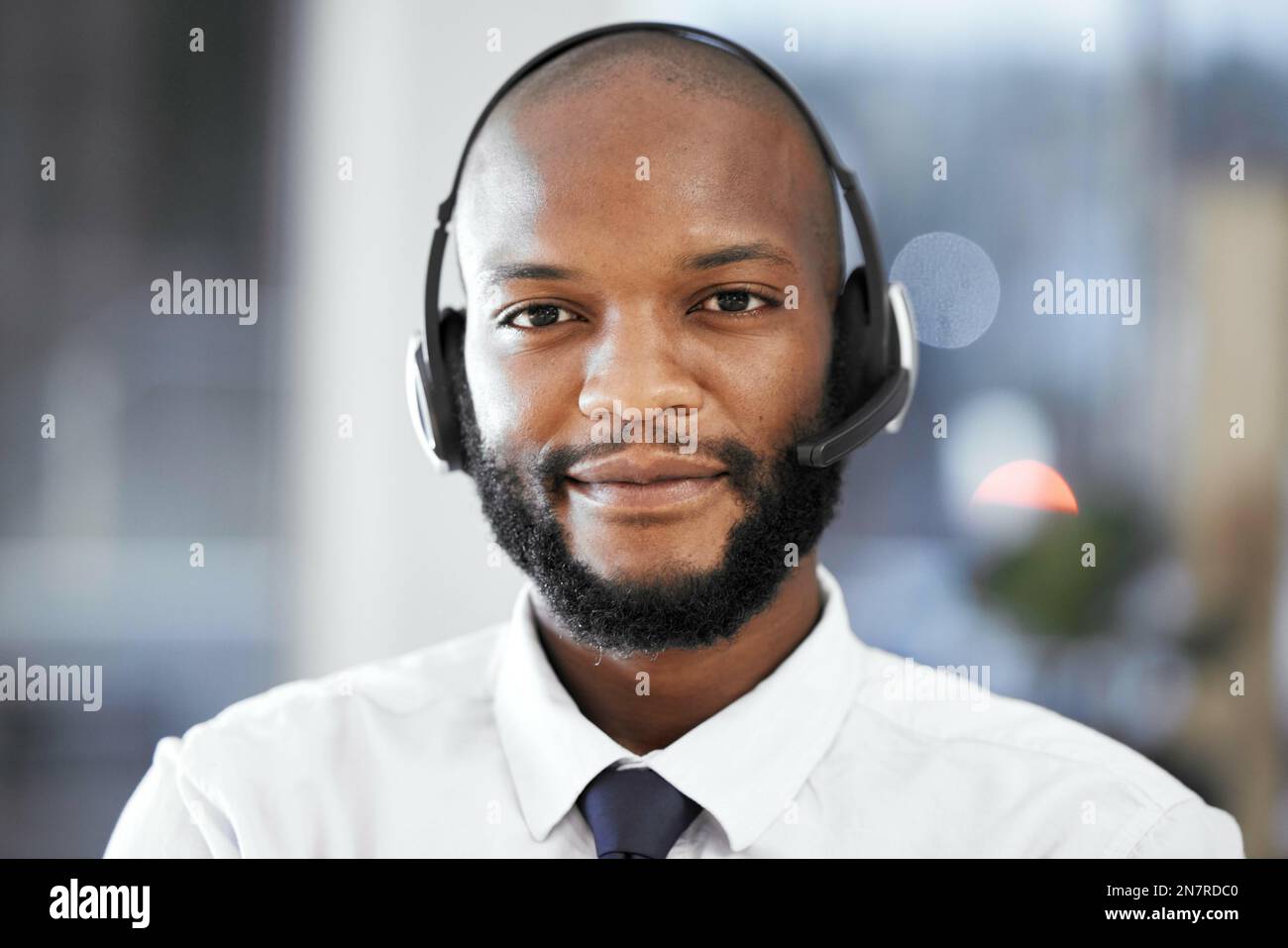 Kundenbetreuung, Gesichtsporträt und Telemarketing von Schwarzen über Callcenter kontaktieren. Telekommunikation am Empfang, E-Commerce CRM oder Informationen Stockfoto