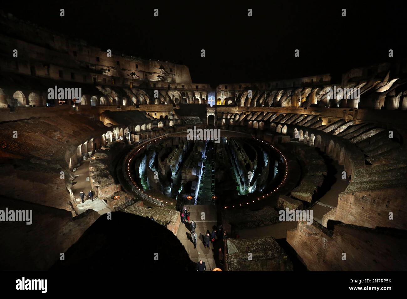 A general view of a lit Colosseum prior to the start of the Via Crucis (Way of the Cross) torchlight procession celebrated by Pope Francis, not pictured, inside the ancient, Colosseum on Good Friday, in Rome, Friday, March 29, 2013. (AP Photo/Gregorio Borgia) Stockfoto