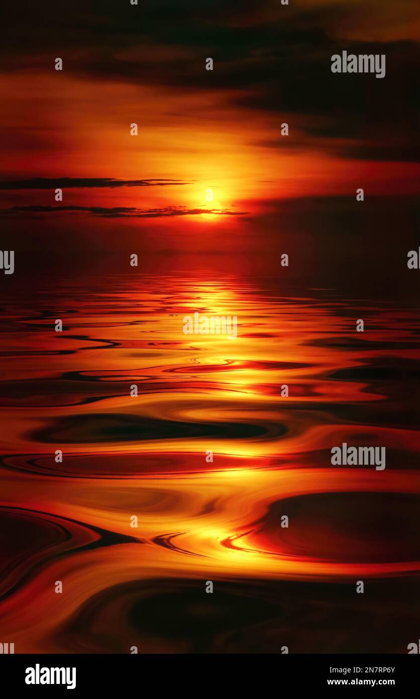 Reflexion von warmem Sonnenaufgang oder Sonnenuntergang über dickem, öligem Wasser Stockfoto
