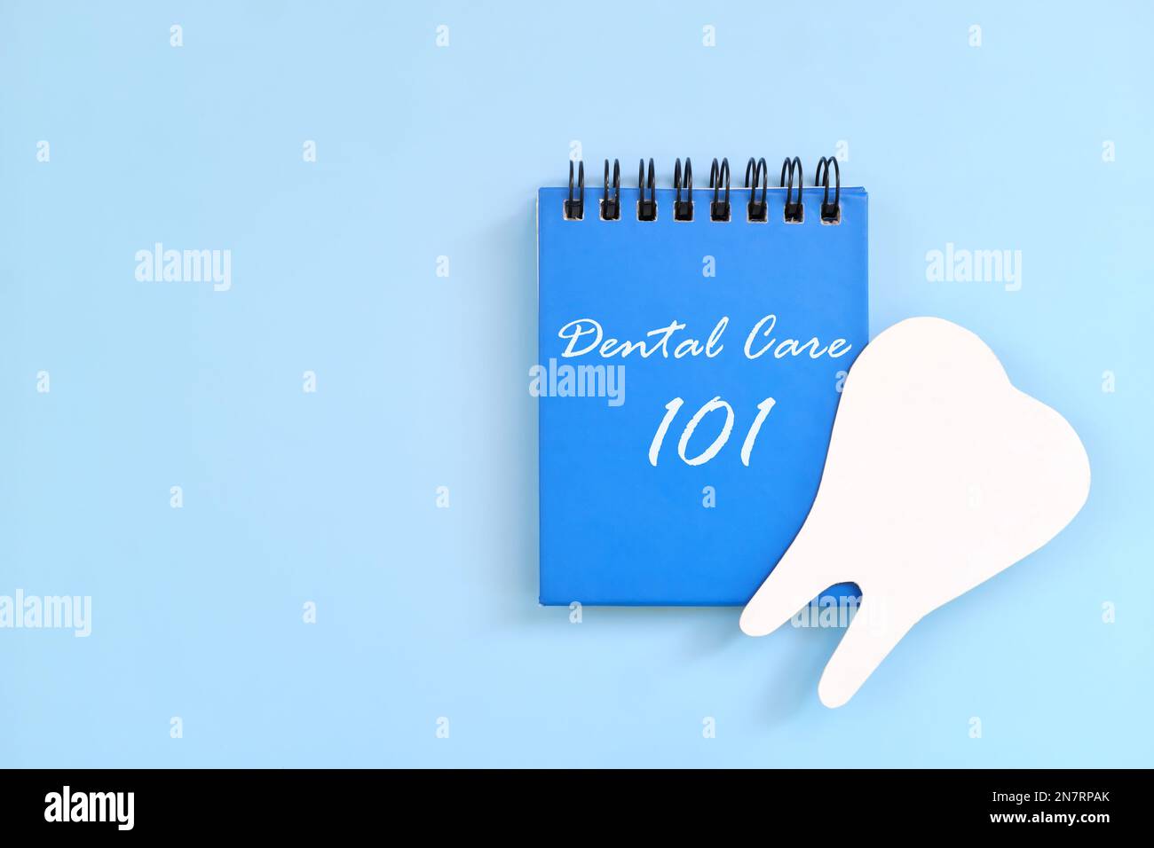 Zahnpflegeanleitung 101 auf blauem Notizblock oder Buch. Zahn- und Mundgesundheitskonzept. Stockfoto
