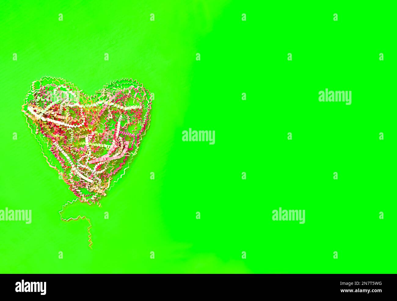 Herz gefaltet aus pinkfarbenem, gebördeltem Papierband, auf fluoreszierendem grünen Hintergrund Stockfoto