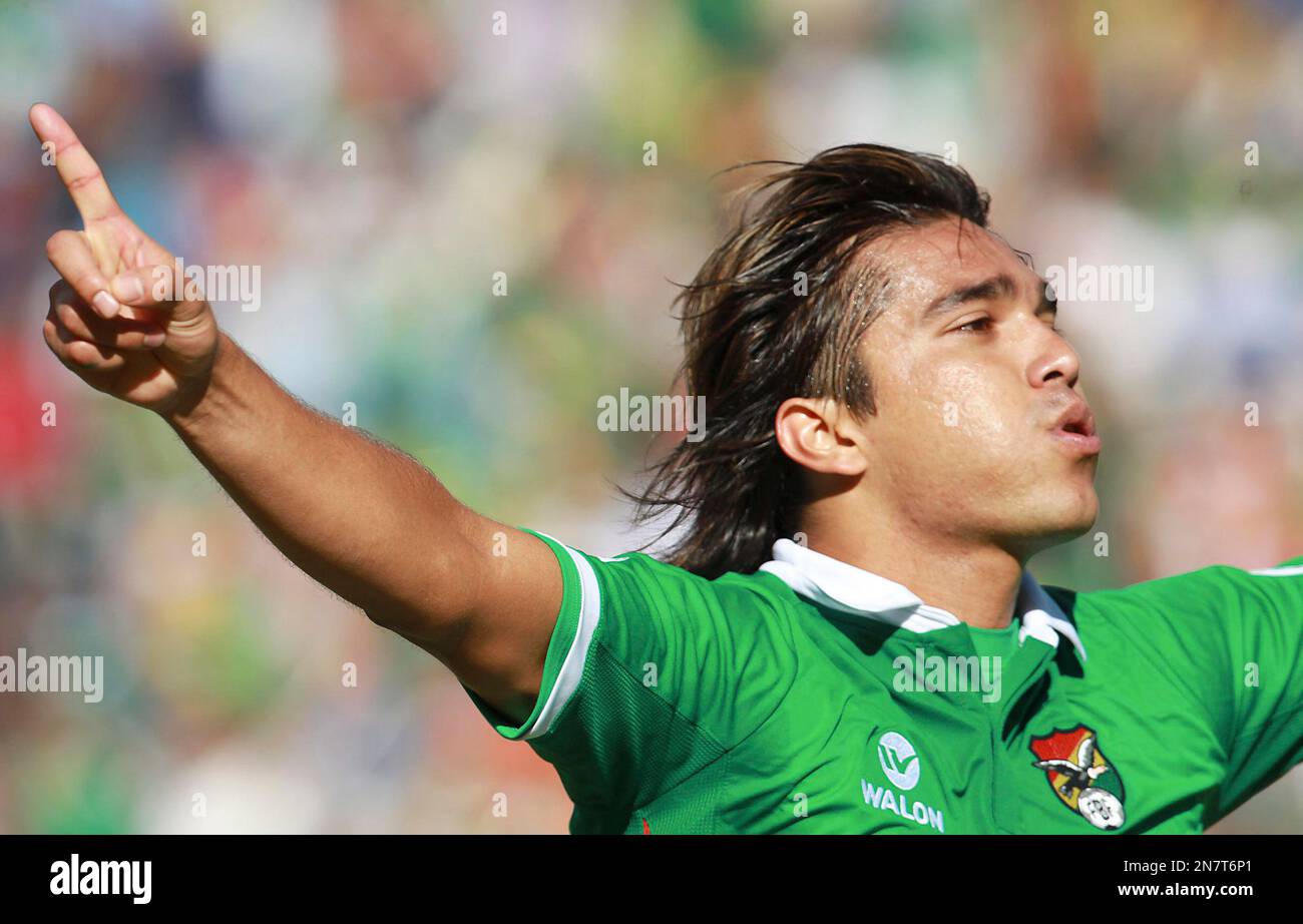 Bolivia's Marcelo Moreno Martins celebrates after scoring a goal as his during a World Cup 2014 qualifying soccer match against Argentina in La Paz, Bolivia, Tuesday, March 26, 2013. (AP Photo/Juan Karita) Stockfoto