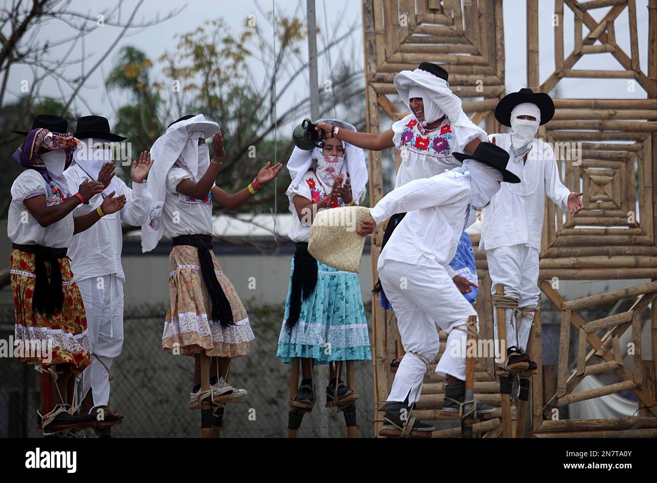 Circus performers on stilts who call themselves "Los Zancudos de Zaachila", members of the "Indigenous Laboratory of Acrobatics" perform at the Takilhsukut park as part of the Cumbre Tajin 2013 music festival celebrations in Papantla, Mexico, Monday March 25, 2013. The Laboratory is a collaboration between circus performers and acrobats belonging to several indigenous communities from the Gulf state of Veracruz. (AP Photo/Felix Marquez) Stockfoto