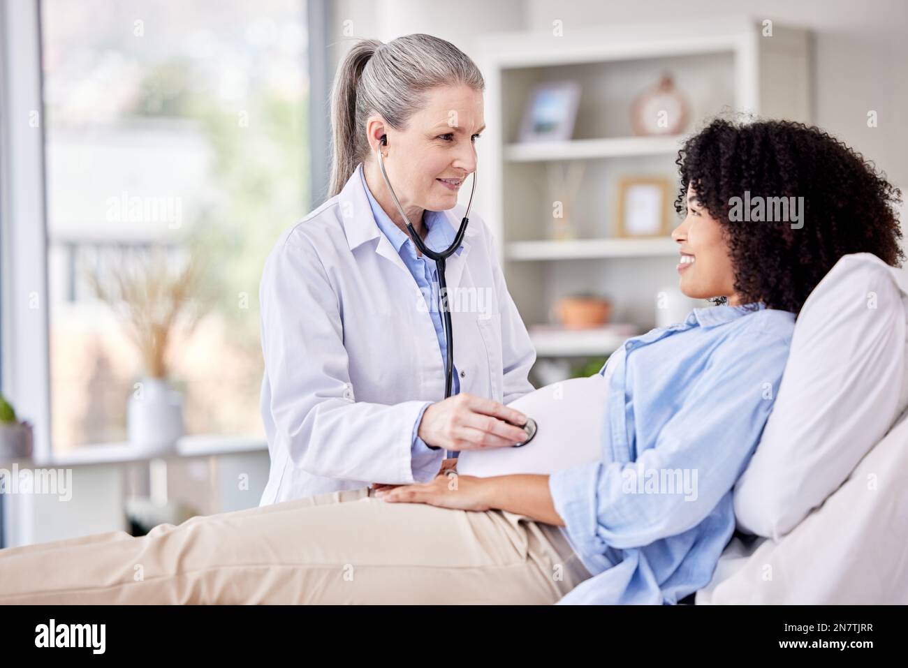 Der Körper kann das Gleichgewicht wiederherstellen. Eine Frau, die sich in der Arztpraxis untersuchen lässt. Stockfoto