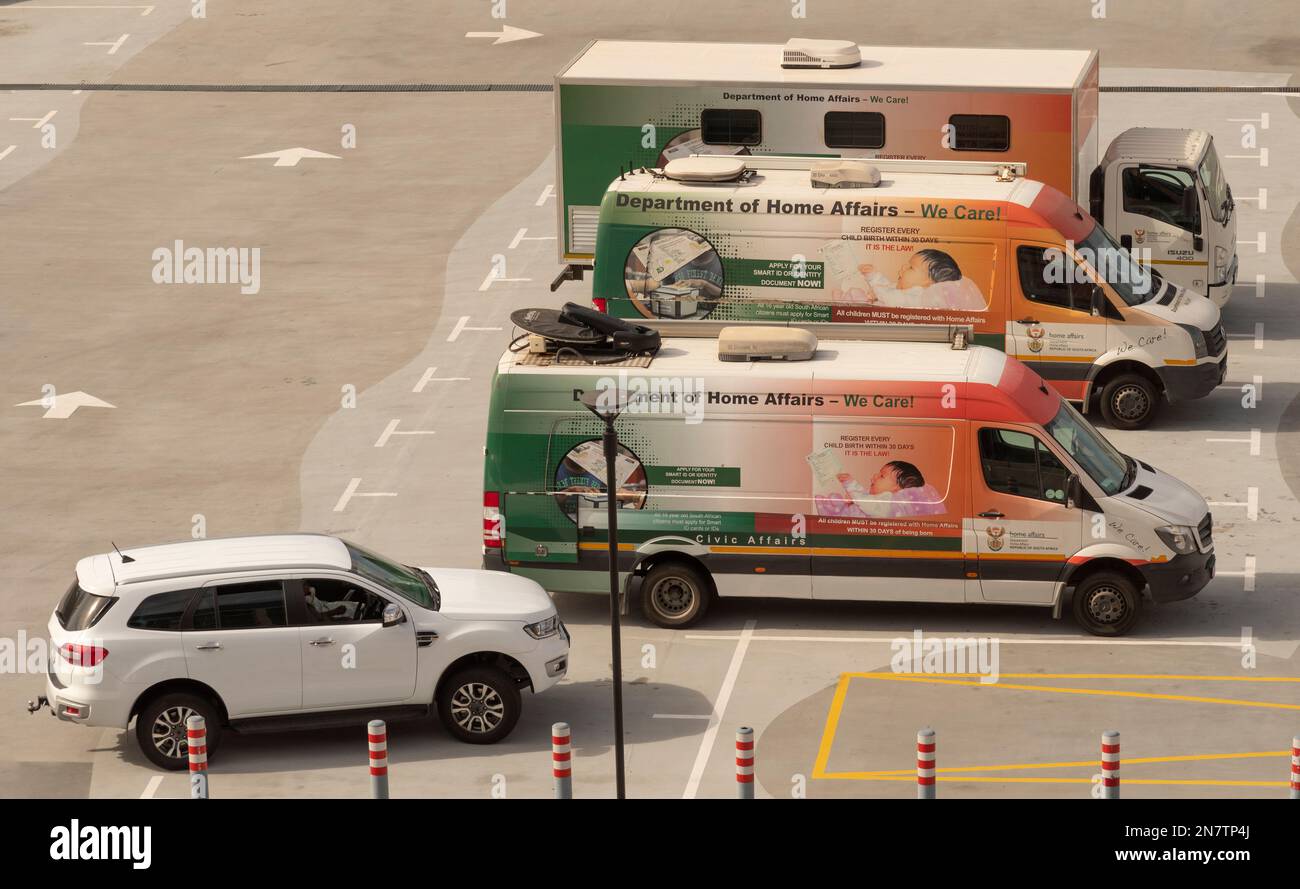 Kapstadt, Südafrika. 2023. Dienstfahrzeuge des Innenministeriums, die zusammen in Kapstadt geparkt sind. Stockfoto