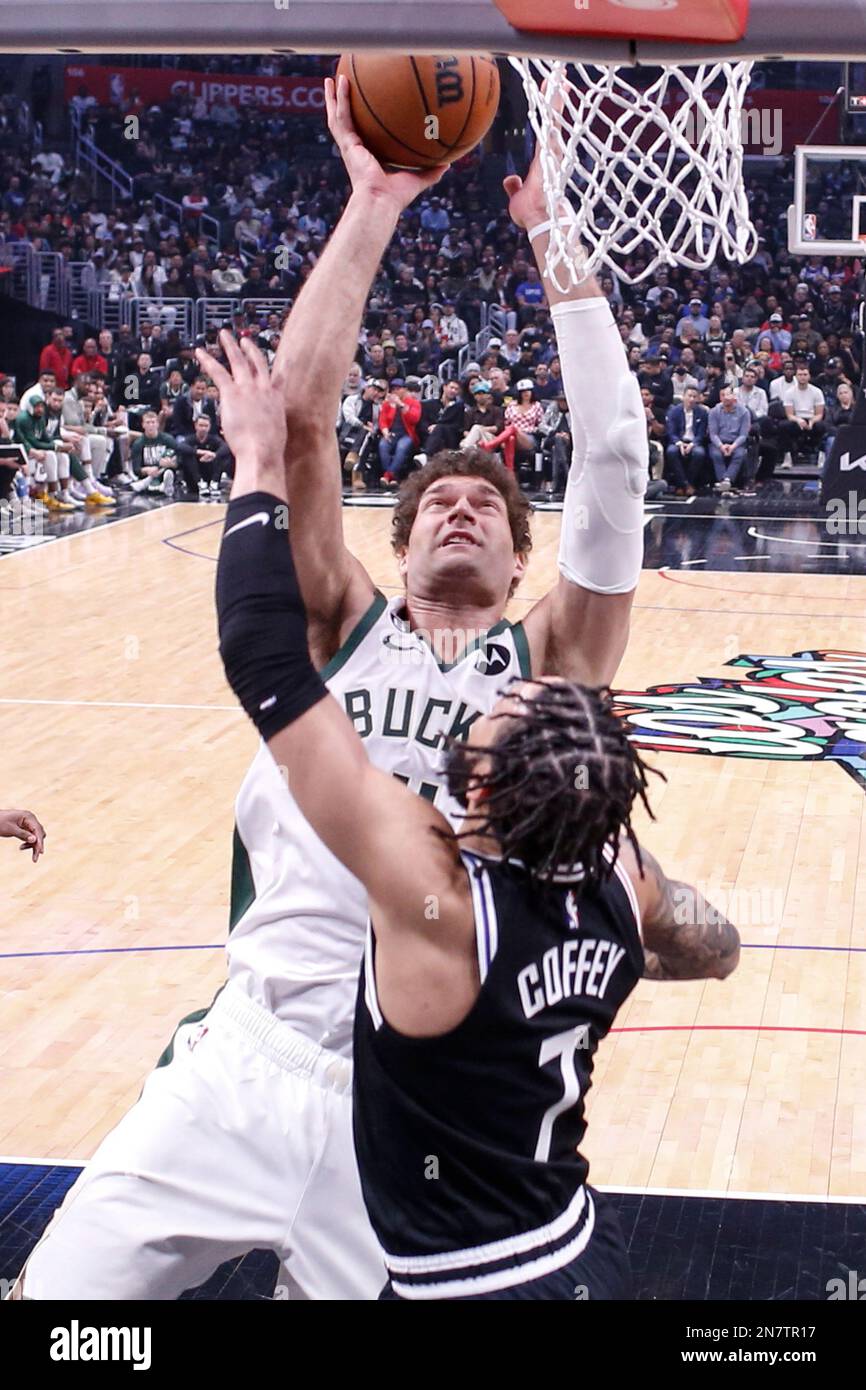 Los Angeles, USA. 10. Februar 2023. Milwaukee Bucks Center Brook Lopez (Back) im Kampf gegen die Los Angeles Clippers, die Amir Coffey (Front) bei einem NBA-Basketballspiel in Los Angeles beschützen. Kredit: SOPA Images Limited/Alamy Live News Stockfoto