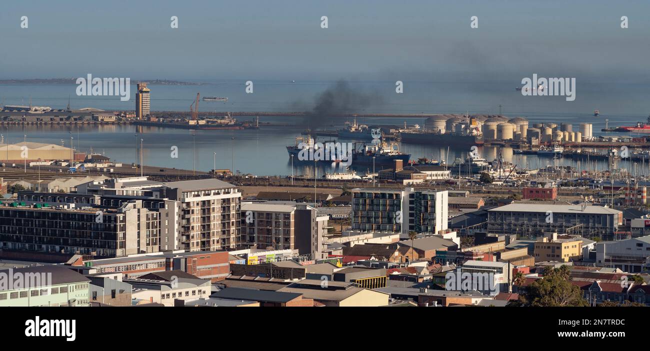 Hafen von Kapstadt, Südafrika. 2023. Dicker schwarzer Rauch von einem Fischereifahrzeug im Hafen. Stockfoto