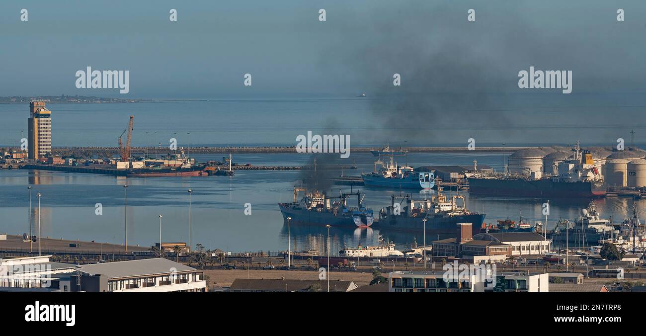 Hafen von Kapstadt, Südafrika. 2023. Dicker schwarzer Rauch von einem Fischereifahrzeug im Hafen. Stockfoto