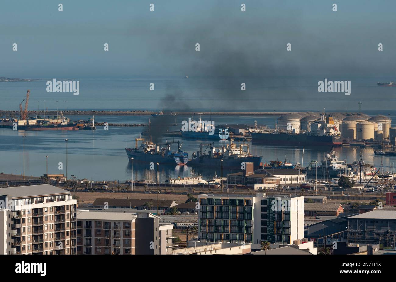 Hafen von Kapstadt, Südafrika. 2023. Dicker schwarzer Rauch von einem Fischereifahrzeug im Hafen. Stockfoto