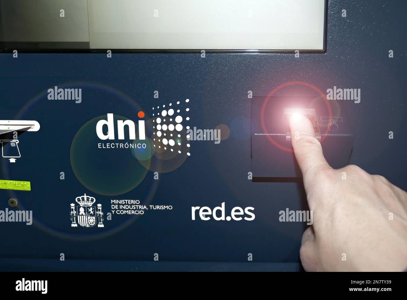 Madrid, Spanien, 09-11-2022, gibt eine Person ihr nationales Identitätsdokument an einer elektronischen Identitätsaktualisierungsstation ein Stockfoto
