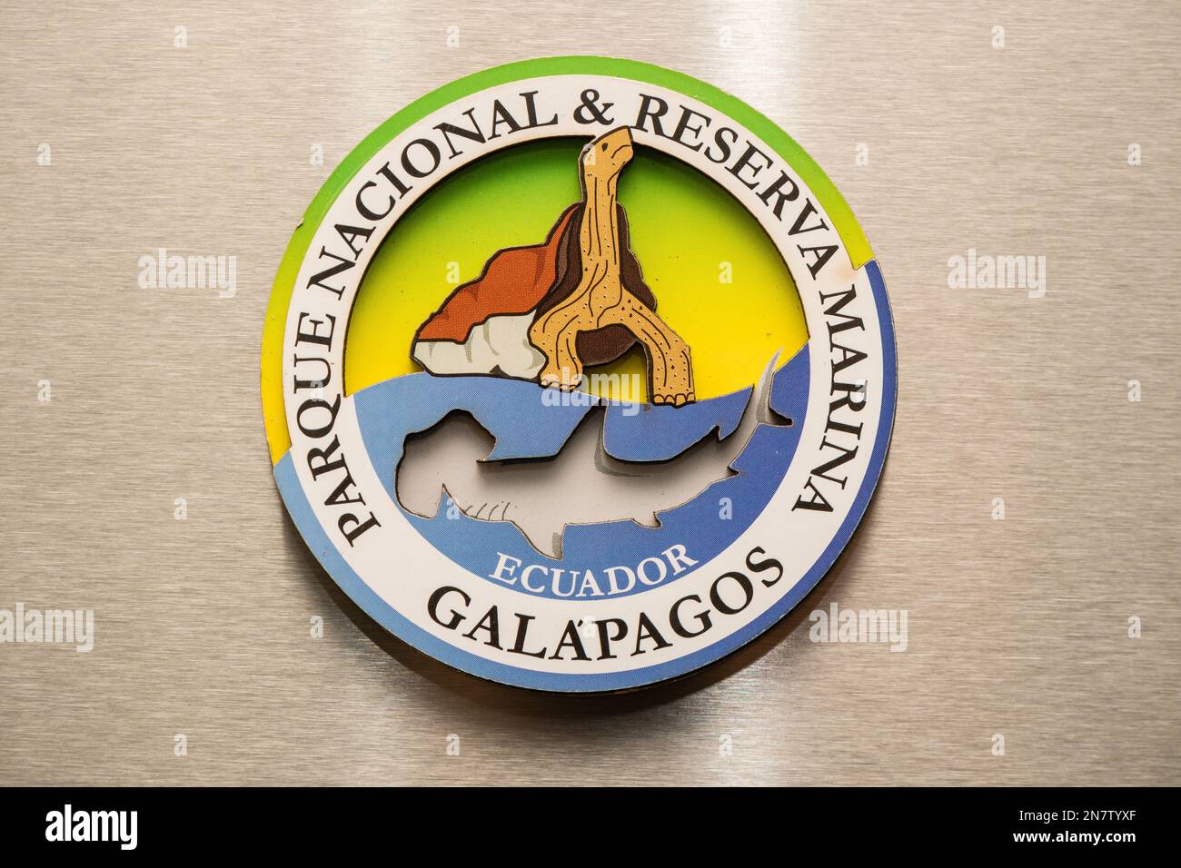 Galápagos-Nationalpark-Logo, Hammerhai und Galapagos-Schildkröte, Kühlschrankmagnet, silberner Kühlschrank, Aluminiumkühlschrank Stockfoto