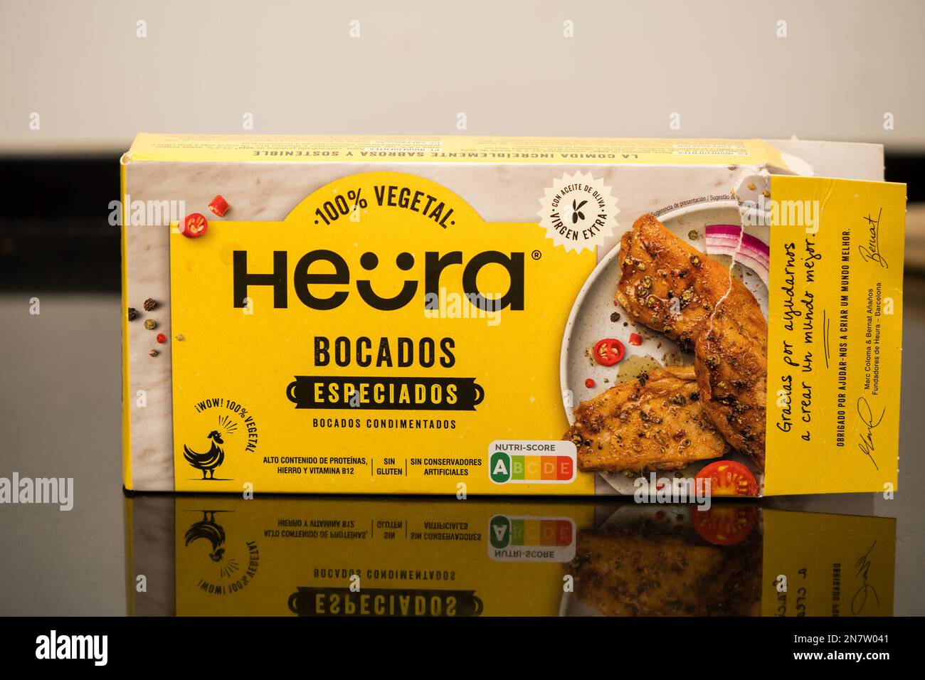 Heurafoods, veganes Fleisch, Kartonverpackung auf schwarzem Küchenmarmor Stockfoto