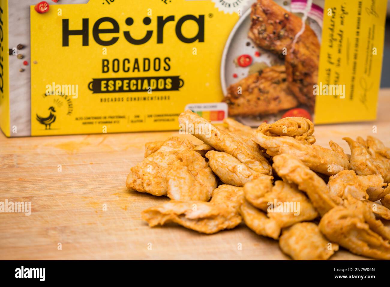 Heurafoods, veganes Fleisch, gehackt auf einem Schneidebrett und heura-Kartonverpackung Stockfoto
