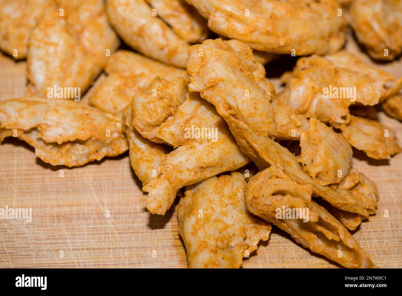 Heurafoods, veganes Fleisch, auf einem Schneidebrett gehackt Stockfoto