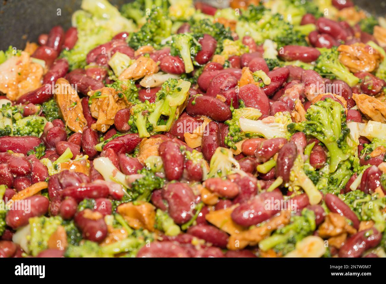 Veganes Gericht mit Brokkoli, roten Bohnen und veganem Heura-Fleisch Stockfoto