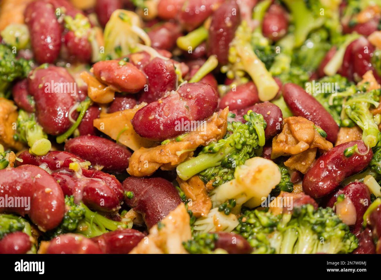 Veganes Gericht mit Brokkoli, roten Bohnen und veganem Heura-Fleisch Stockfoto