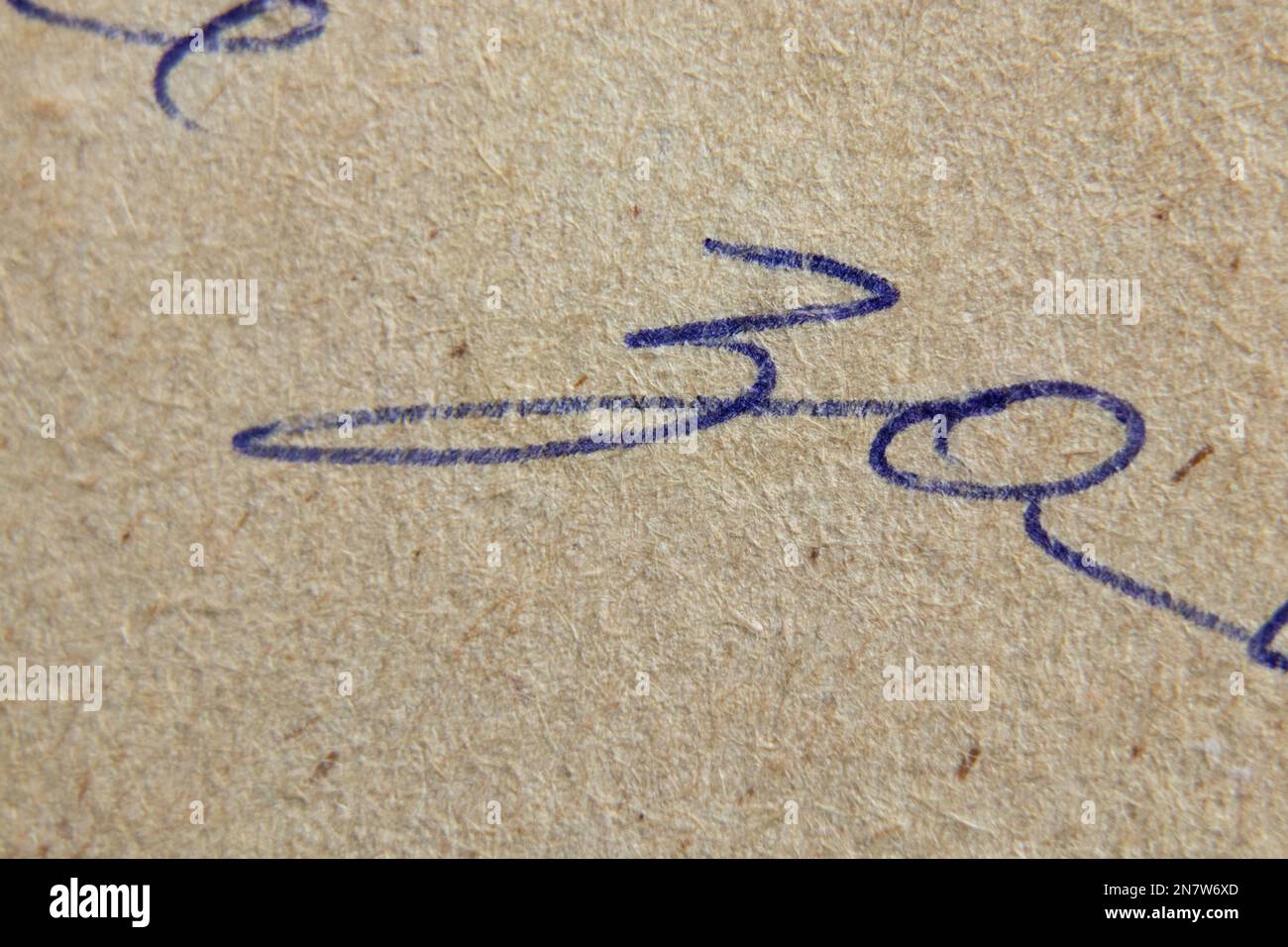 Unleserliche handgeschriebene Schriftart, die mit einem Stift auf altem russischem Papier als Makrofoto im Hintergrund geschrieben wurde Stockfoto
