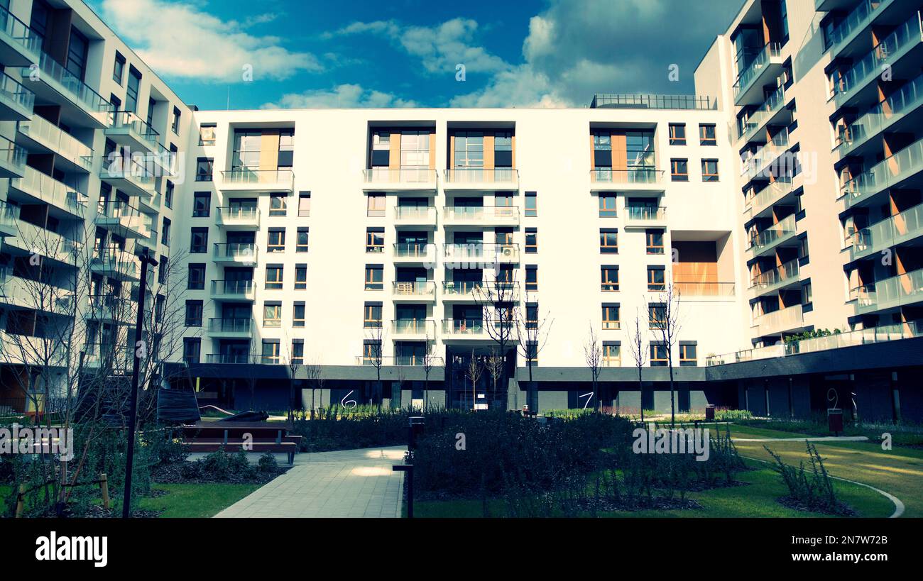 Modernes Wohngebäude an einem sonnigen Tag. Appartementhaus. Stockfoto