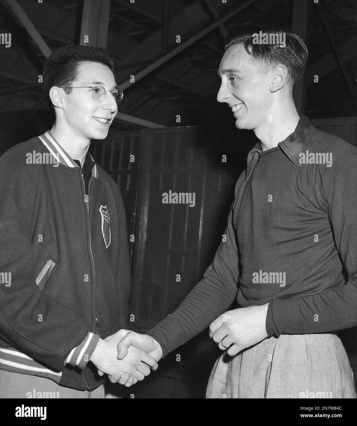 Table tennis champion Martin "Marty" Reisman, left, of the U.S. is congratulated by his opponent, Johnny Leach of Great Britain, after their game at Wembley, Feb. 6, 1948. (AP Photo) Stockfoto