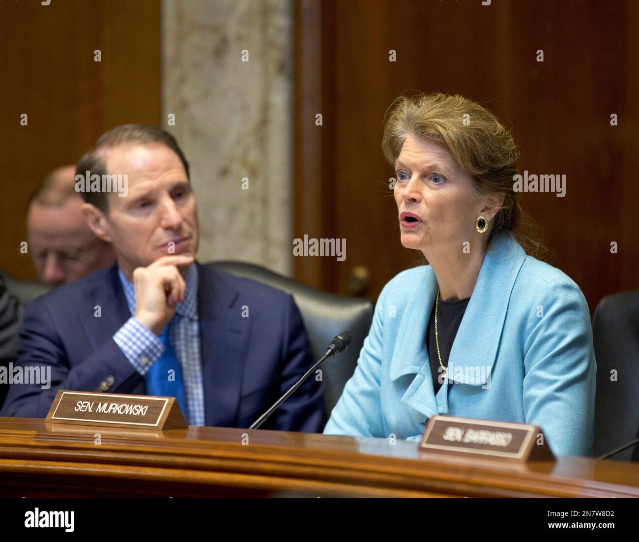 The Senate Energy Committee's Ranking Republican, Sen. Lisa Murkowski, R-Alaska, right, accompanied by chairman Ron Wyden, D-Ore., speaks on Capitol Hill in Washington, Thursday, March 21, 2013, during the committee's final discussion on the nomination of Interior Secretary nominee Sally Jewell. On Thursday, the committee endorsed Jewell to be Interior secretary, moving her nomination to the Senate floor for an expected vote next month. (AP Photo/J. Scott Applewhite) Stockfoto