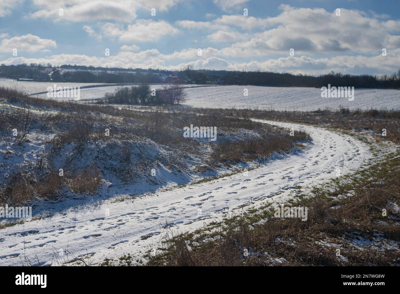 Winterlandschaft mit schneebedeckten Landstraßen in der Nähe des Dorfes Ivashkove, Oblast Dniproperovsk, Ukraine Stockfoto