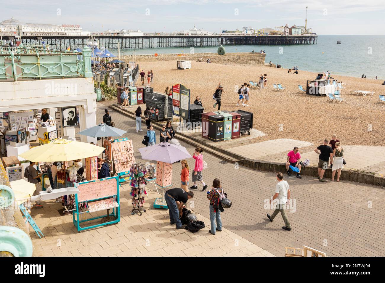 Brighton, vereinigtes Königreich, 23, August 2022 Brighton Beach Seafront Walk and Promenade, East Sussex, Großbritannien, Touristen, die vor kurzem eine hitzewelle in großbritannien genießen Stockfoto