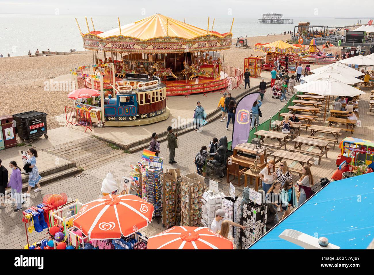 Brighton, vereinigtes Königreich, 23, August 2022 Brighton Beach Seafront Walk and Promenade, East Sussex, Großbritannien, Touristen, die vor kurzem eine hitzewelle in großbritannien genießen Stockfoto