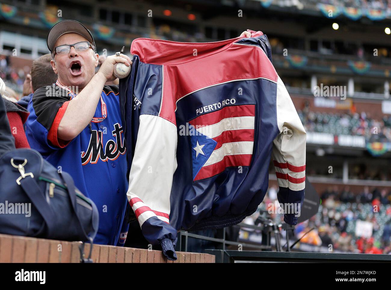 A fan waves a jacket for Puerto Rico before the final game of the World Baseball Classic between Puerto Rico and the Dominican Republic in San Francisco, Tuesday, March 19, 2013. (AP Photo/Eric Risberg) Stockfoto