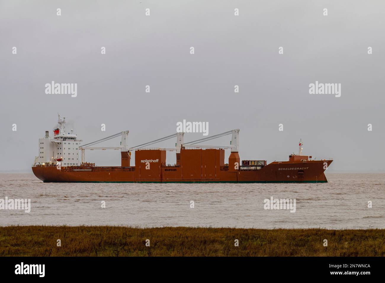 Containerschiff fliegt in Richtung Hafen Stockfoto