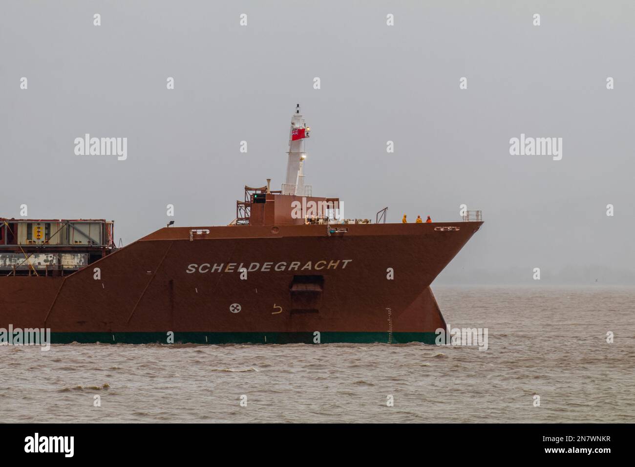 Containerschiff fliegt in Richtung Hafen Stockfoto