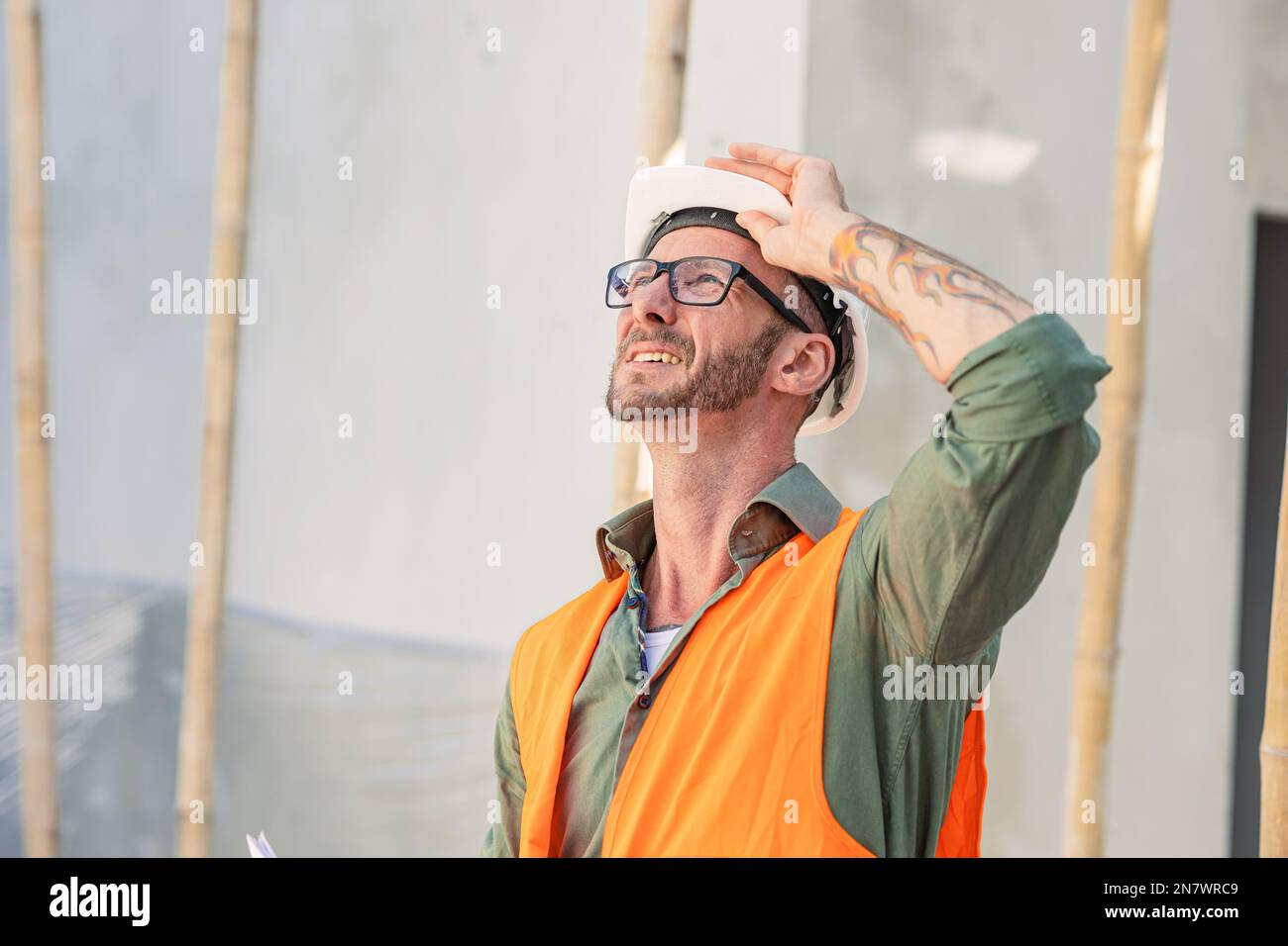 Erschöpft müde Müdigkeit männlicher Arbeiter gestresster Ingenieur fühlt sich im Sommer schlecht heiß Stockfoto