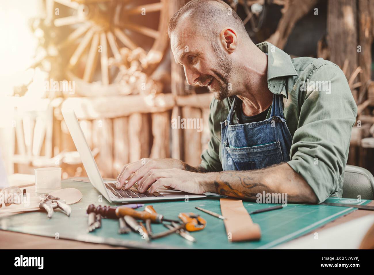 Lederkünstler verkaufen Handwerksprodukte online mit einem eigenen kleinen Business-Studio, das auf Bestellung hergestellt wurde Stockfoto