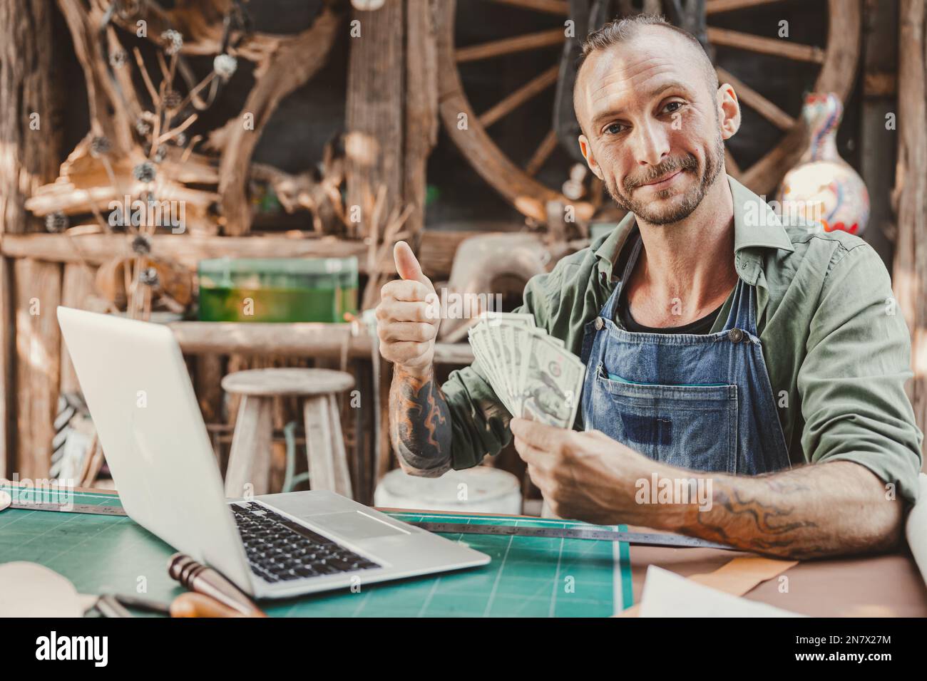 Geschäftserfolg Künstler männliches Leder Handwerker verkaufen Meisterstücke Produkte verdienen Geld Stockfoto