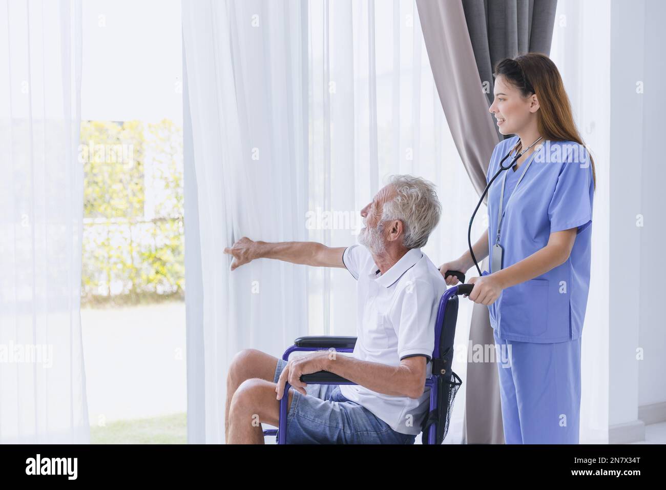 Pflegerische Betreuung älterer alter Mann im Heim Rentner Erholung im Rollstuhl. Stockfoto