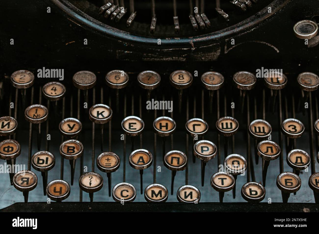 Großaufnahme der Tasten Tasten der altmodischen Schreibmaschine Underwood, Details der abgestaubten Maschinentastatur im Retro-Schreibstil Stockfoto