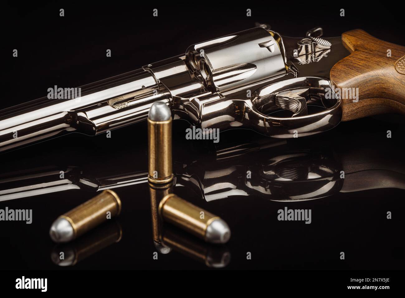 Nahaufnahme eines historischen Revolvers gegen Schwarz Stockfoto
