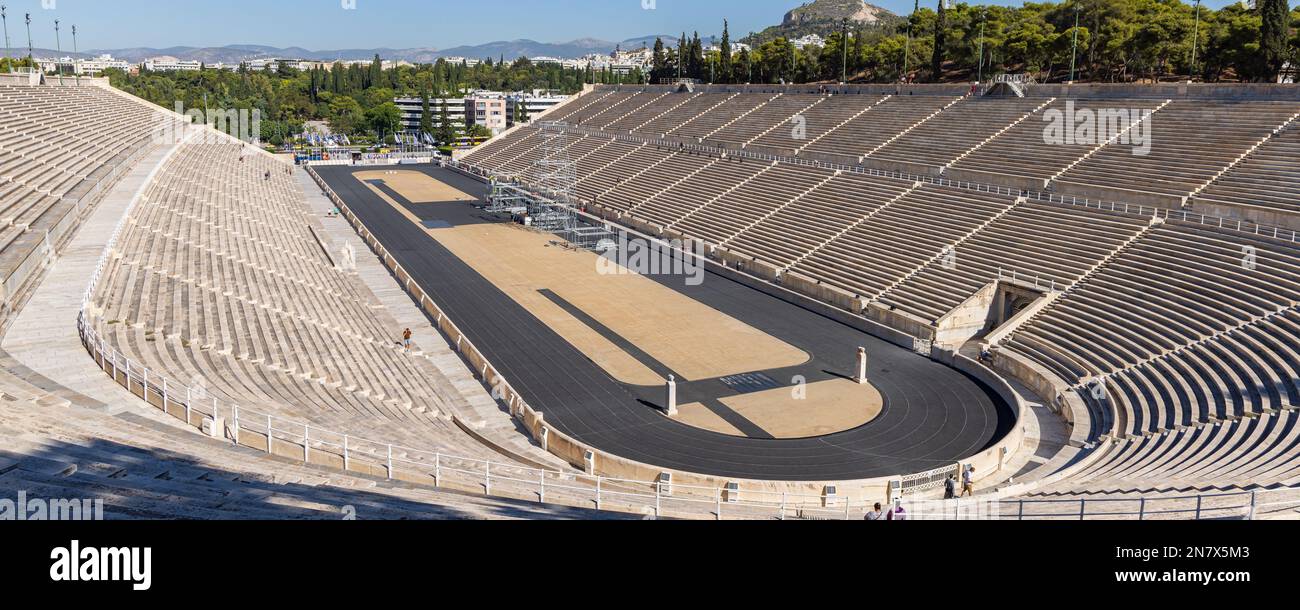 Blick vom Gipfel des Panathinaiko-Stadions oder Kallimarmaro in Athen. Eine der wichtigsten historischen Sehenswürdigkeiten. Stockfoto