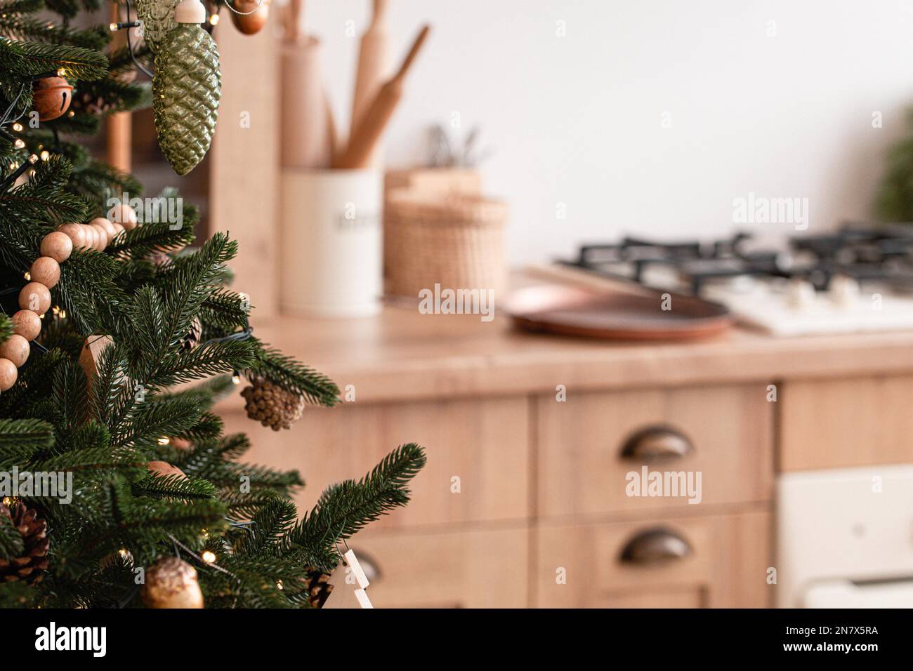 Nahaufnahme von dekoriert mit Holzspielzeug und Girlande großer schöner  Weihnachtsbaum auf heller, heller, festlicher, moderner Küche mit Herd in  Skandinavien Stockfotografie - Alamy