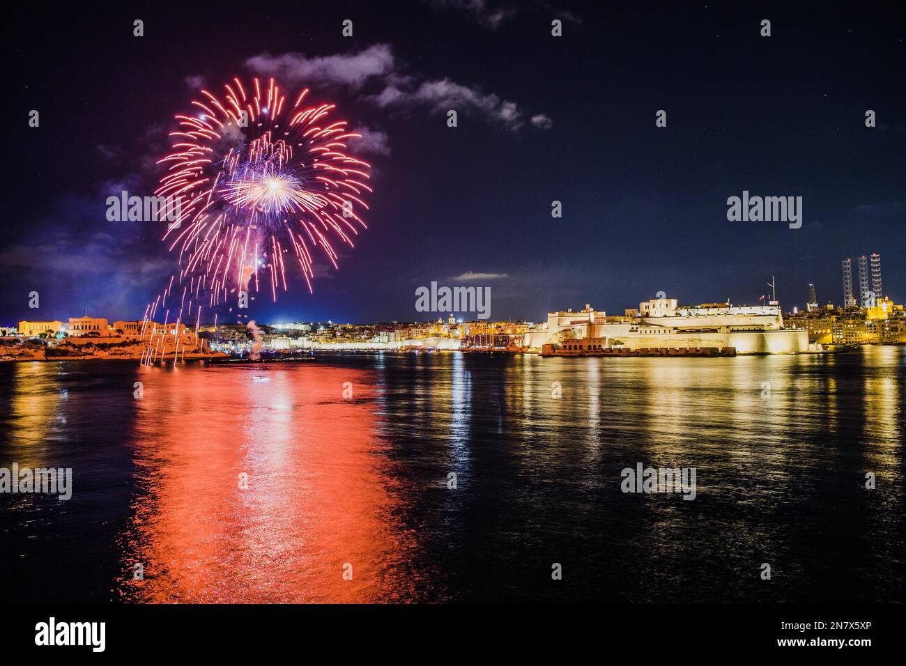 Beleuchtete Stadt mit Feuerwerk Stockfoto