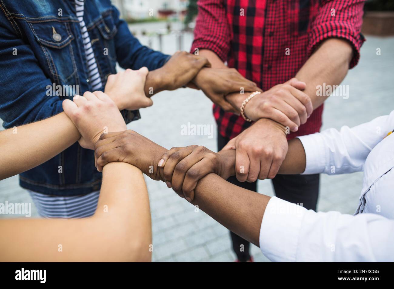 Anonyme, multirassische Menschen, die Hände stapeln Stockfoto