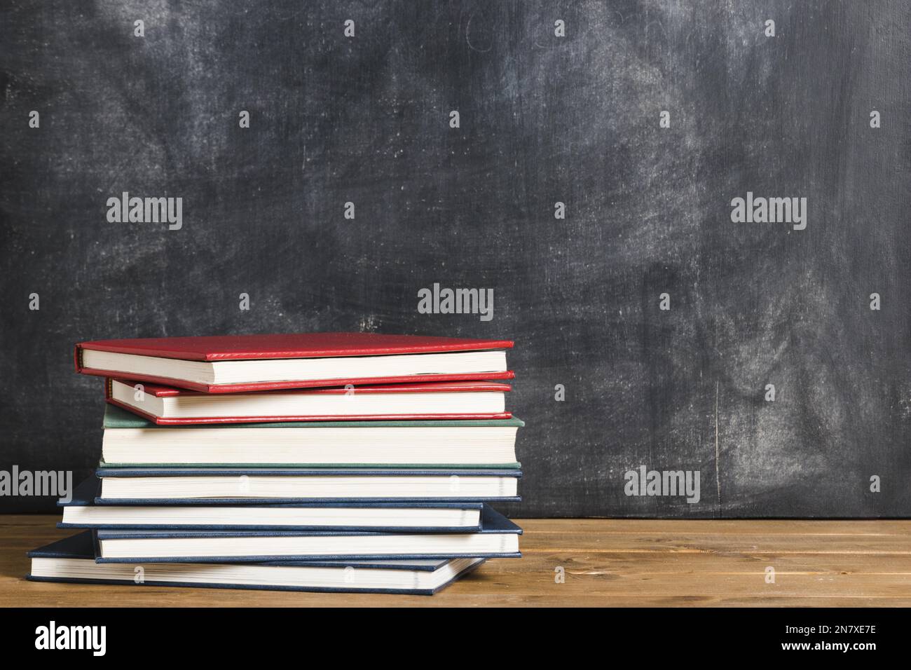 Farbenfrohe Bücher an der Tafel Stockfoto