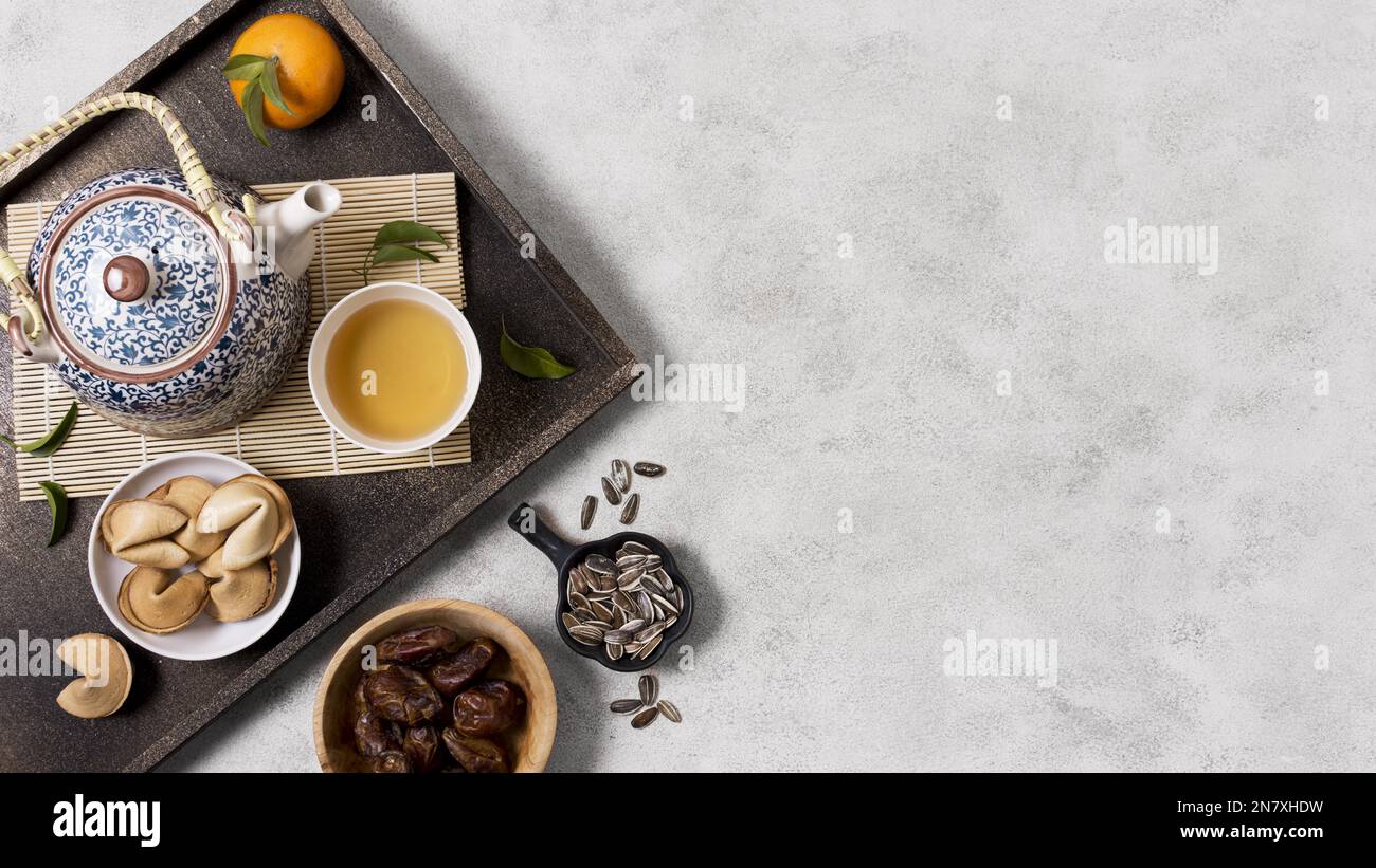 chinesisches Neujahrskonzept mit Teekanne Stockfoto