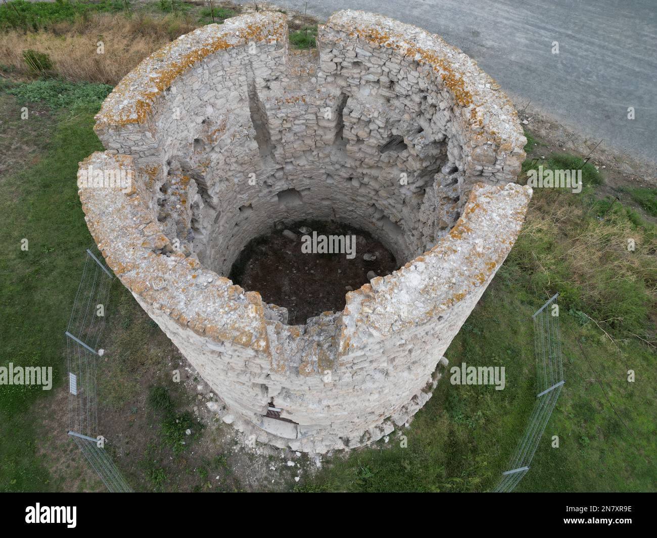 Eine Luftaufnahme eines alten historischen Turms in Form eines Kreises mit zerstörten Mauern, Bulgarien Stockfoto
